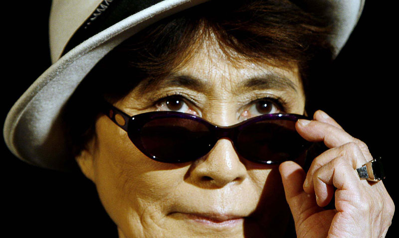 Јоко Оно у болници због грипа
